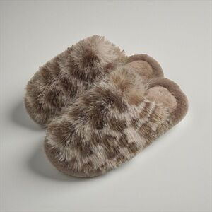 Fuzzy Leopard Print Slippers Soft Plush Indoor Outdoor Slides Womens 5/6 NWT